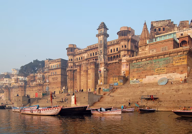 Ghats van Varanasi aan de Ganges met boten