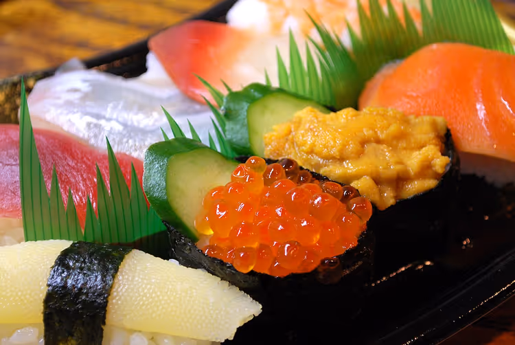 Lachs-Sushi mit Reis auf einem Teller