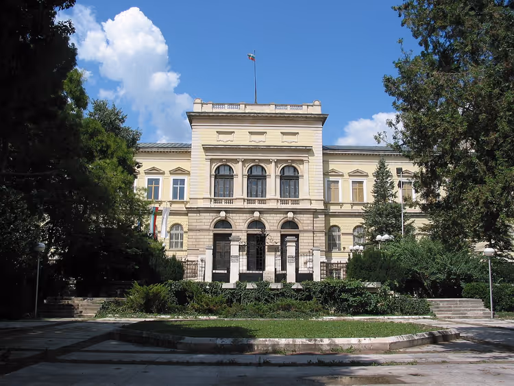 Fasaden til Varna arkeologiske museum med et flagg