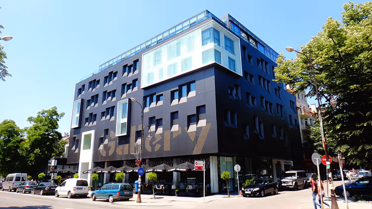 Den svarte bygningen til Graffit Gallery Hotel i Varna