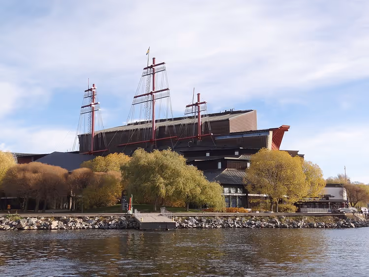 Vasamuseum met masten op het dak aan het water