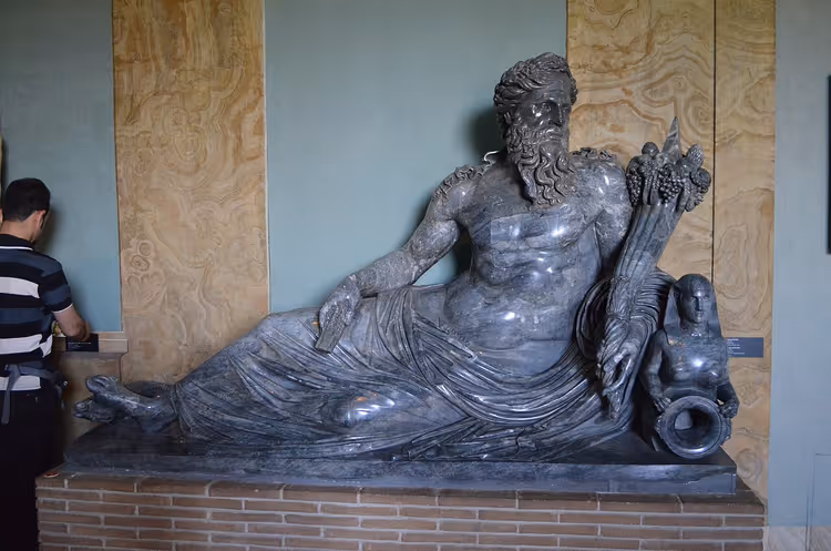 Antikk statue av gudenilen i en sal i Vatikanmuseene