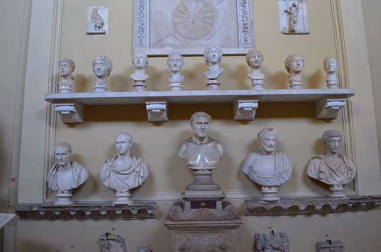 Antike Marmorbüsten auf Regalen in einer Museumsgalerie