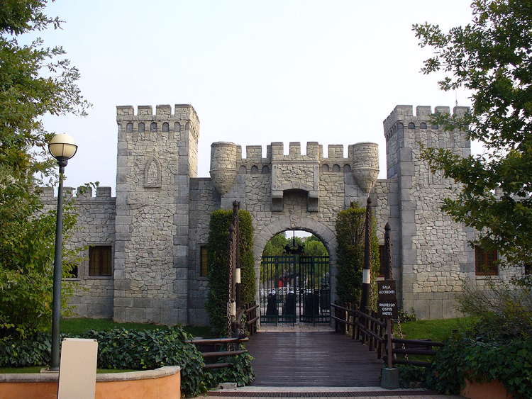 Krenelert slottsport i Gardaland park