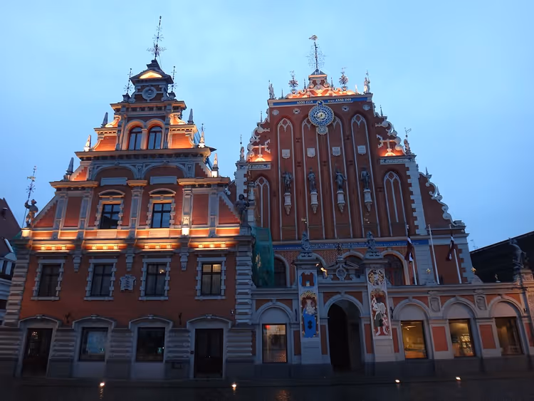 Schwarzhäupterhaus in Riga mit Abendbeleuchtung