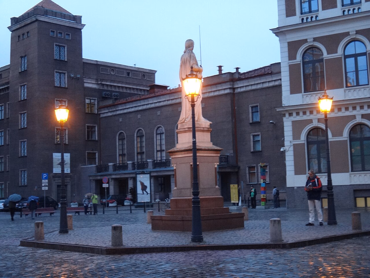 Rathausplatz in der Rigaer Altstadt mit der Rolandstatue bei Nacht