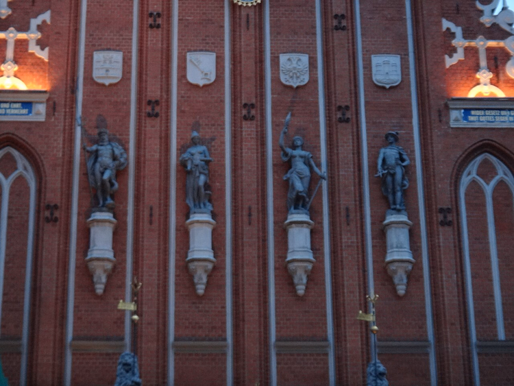 Statuen an der Fassade des Schwarzhäupterhauses in Riga