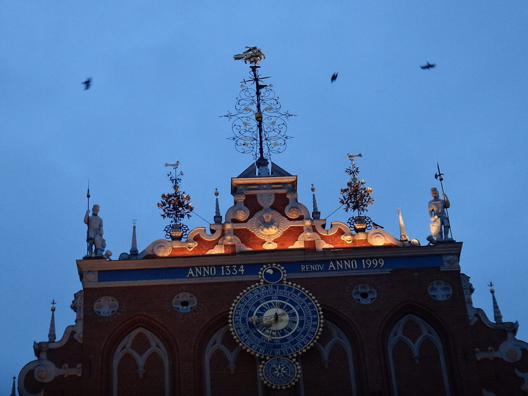 Giebel des Schwarzhäupterhauses in der Rigaer Altstadt bei Nacht