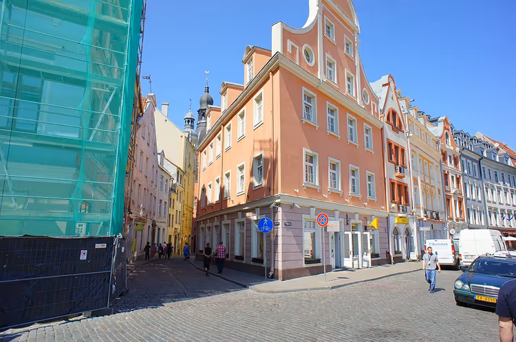 Straat in de Oude Stad van Riga met historische gebouwen