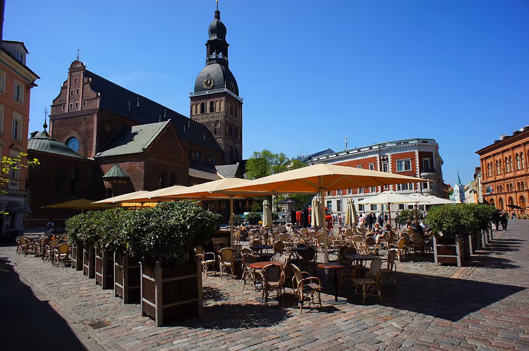 Rigaer Dom und Cafés am Domplatz
