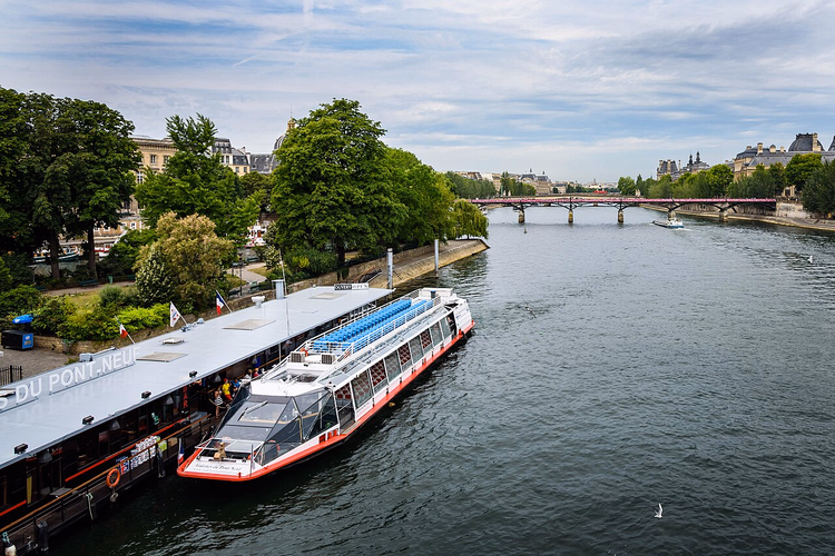 Ausflugsboot nahe dem Pont Neuf auf der Seine