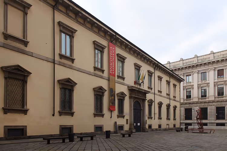 Fasaden til Ambrosiana-biblioteket med et banner på veggen