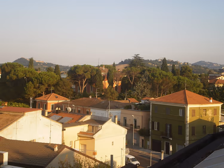 Panorama over tak og åser i Cattolica ovenfra