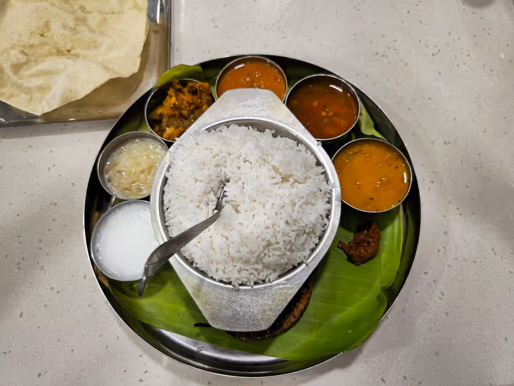 Indiase thali met rijst en curry op een bananenblad