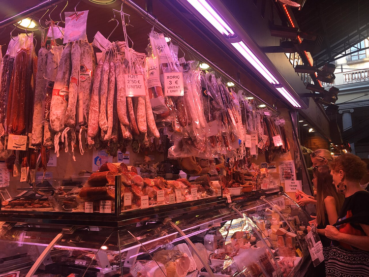 Strängar av fuet på ett stånd på La Boqueria-marknaden