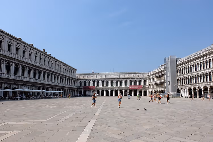 Plein San Marco met de arcaden van de Procuratie in Venetië