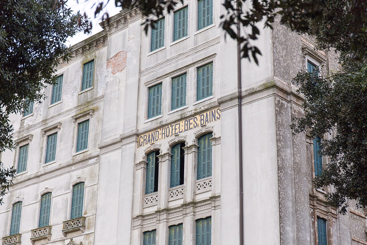 tabelasıyla Grand Hotel des Bains'in cephesi