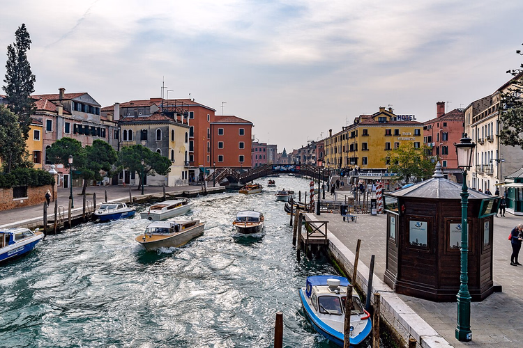 Rio-Nuovo-Kanal mit Booten in Santa Croce