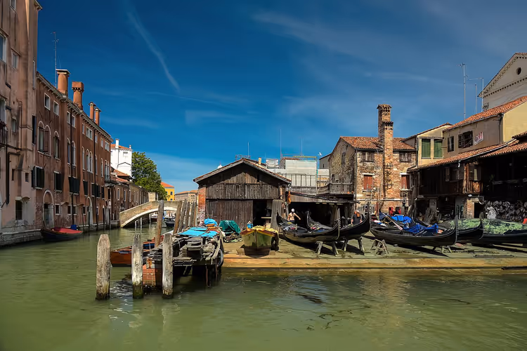 Gondoler ved et trebåtverft på en kanal i Venezia