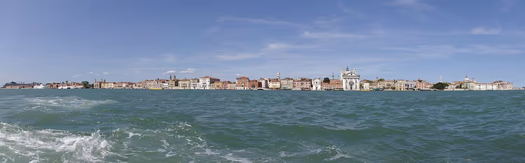 Panorama van de Zattere-waterkant in Venetië vanaf het water