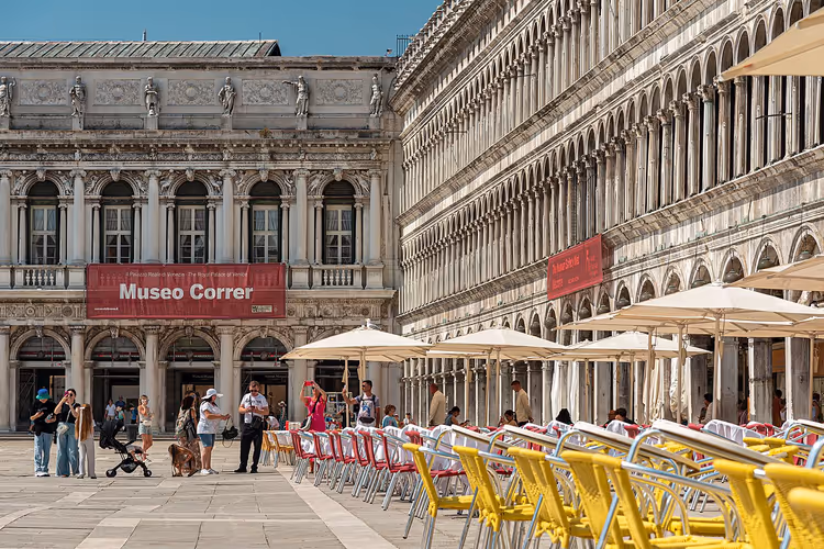 Piazza San Marco: Museo Correr og kafeterrassen med paraplyer
