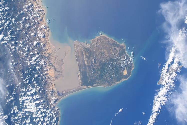Satellittbilde av den venezuelanske kysten med en bukt