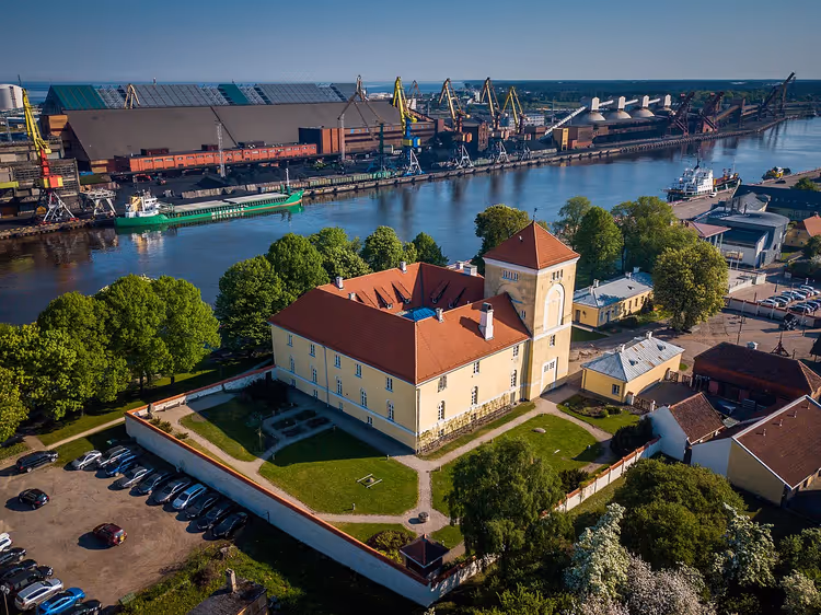 Mittelalterliche Burg Ventspils von oben