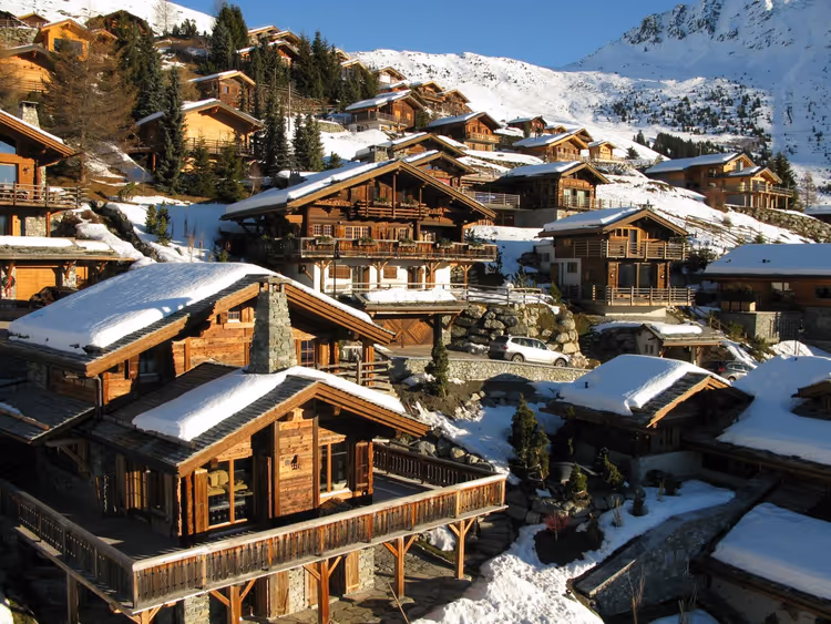Sneeuwbedekt dorp Verbier met chalets in de Alpen