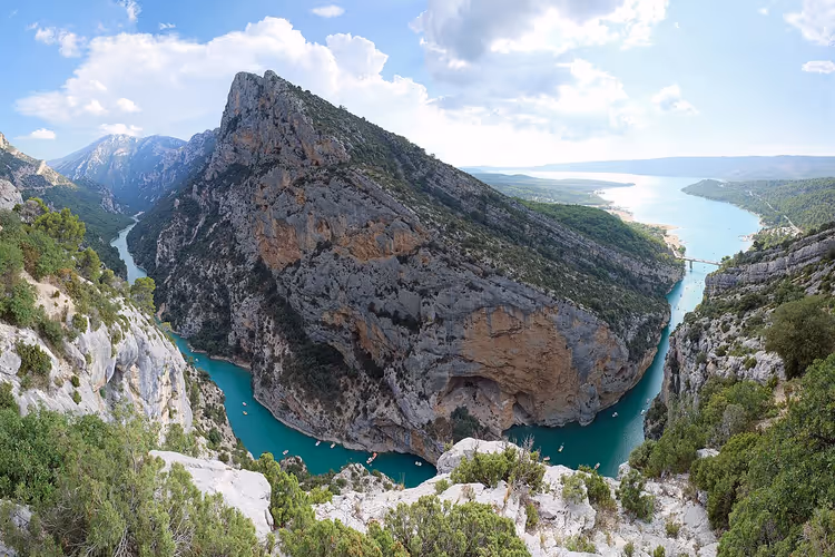 Turkooizen rivier in de rotsachtige Gorges du Verdon