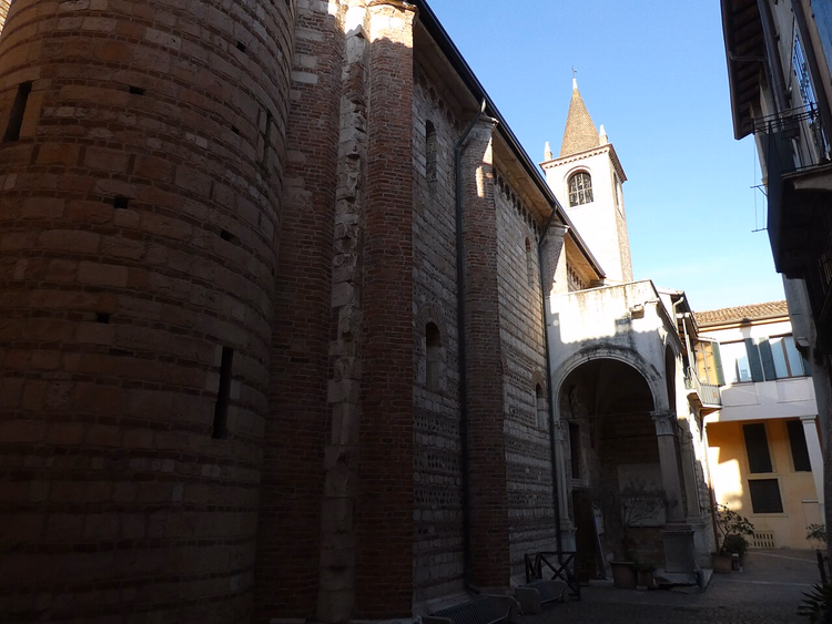 Romaanse kerk San Lorenzo met ronde toren en klokkentoren