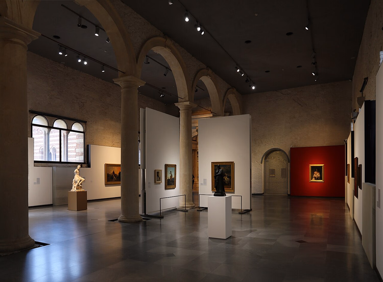 Gewelfde zaal van de Galleria Forti met zuilen en schilderijen