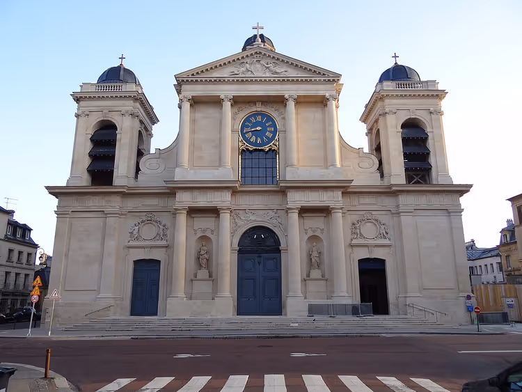Versay'daki Notre-Dame Kilisesi'nin cephesi