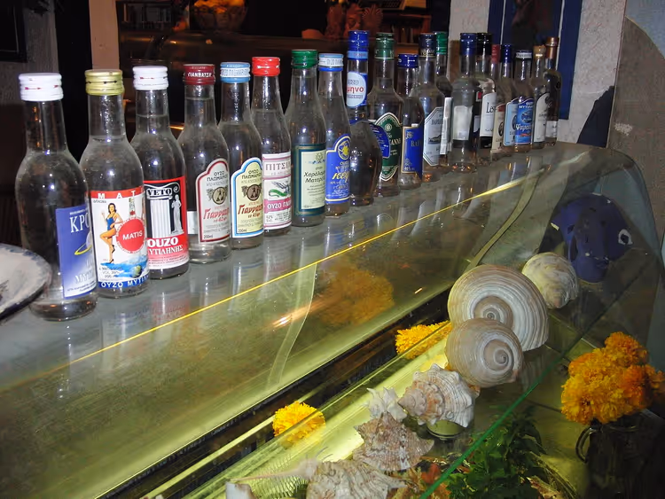 Flessen ouzo op een barbplank