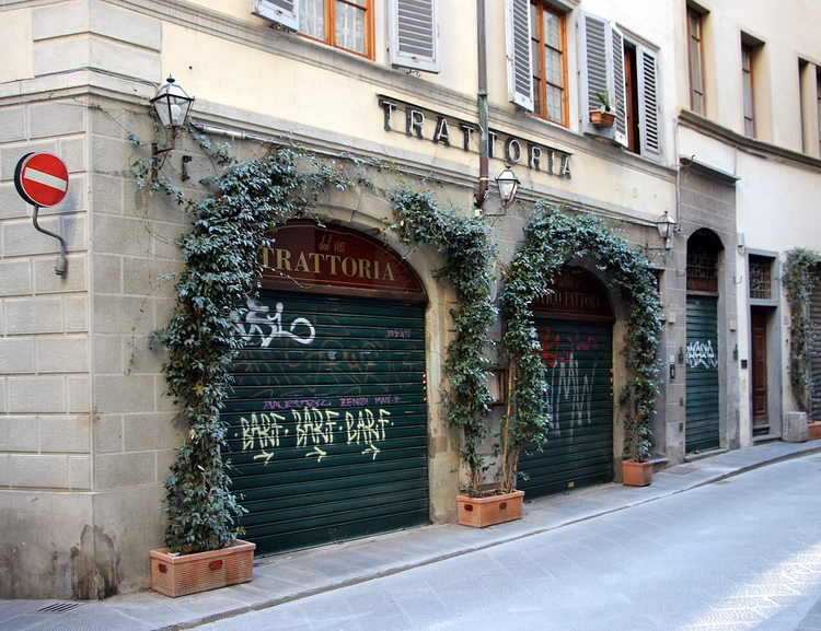 Facciata di trattoria coperta d'edera in una strada fiorentina