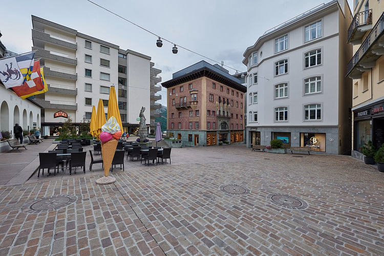 Gepflasterter Platz an der Via Maistra in St. Moritz