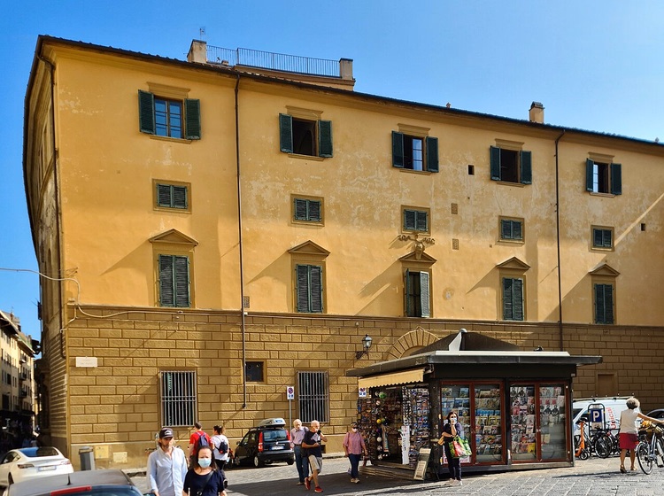 Gelbe Fassade des Palazzo Guicciardini mit grünen Fensterläden