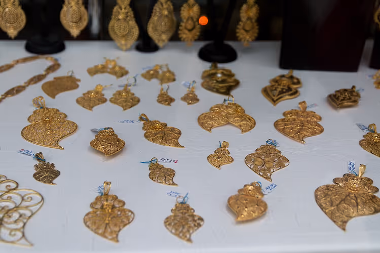 Gouden Viana-filigraanharten op een wit aanrecht