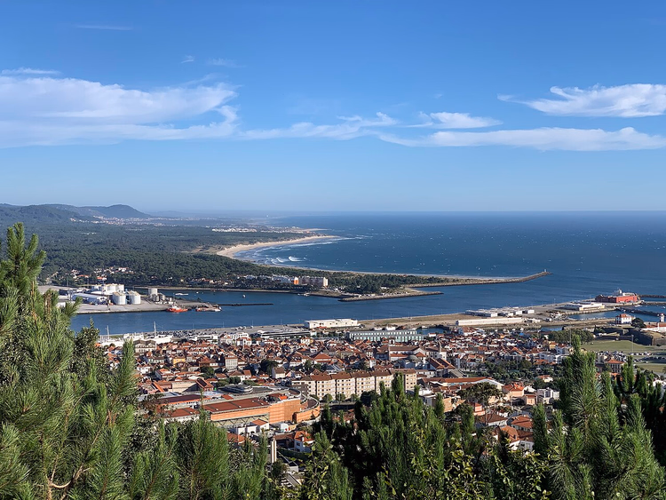 Viana do Castelo und die Lima-Mündung vom Santa-Luzia-Hügel aus