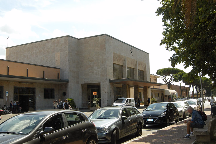 Bahnhof Viareggio und Bahnhofsstraße mit Pinien