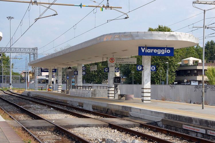 Bahnsteig in Viareggio mit Stationsschild