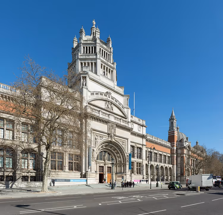 Fasaden til Victoria and Albert Museum i London