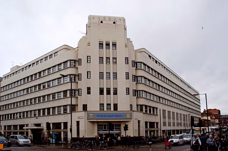 Fasaden til Victoria Coach Station med skilt