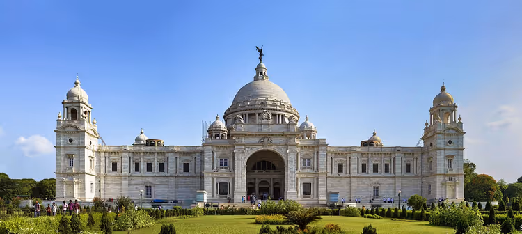Victoria Memorial in Kolkata met koepel en tuin