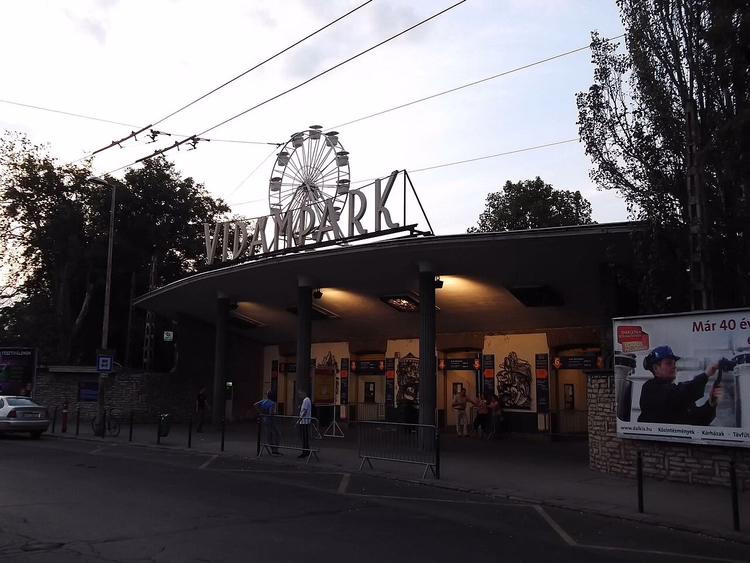 Inngangen til Vidampark om kvelden