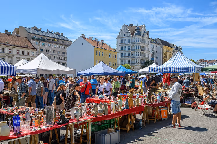 Mensen op een vlooienmarkt in Wenen