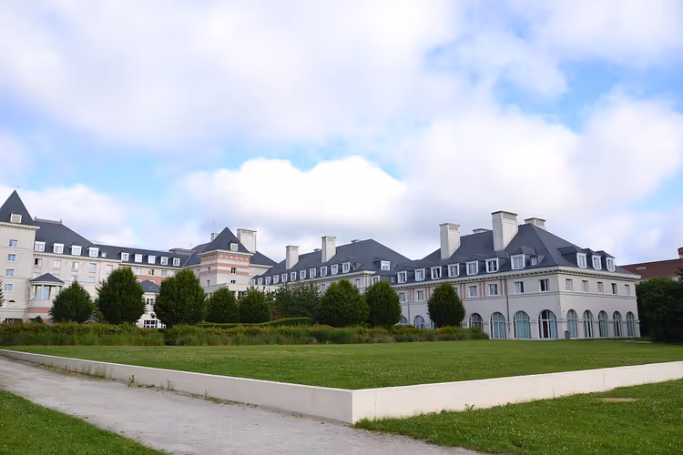 Çim alanlı, kale tarzındaki Dream Castle otel binası