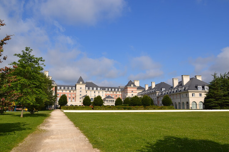 Geniş bir çim alanın ardında Dream Castle Hotel binaları