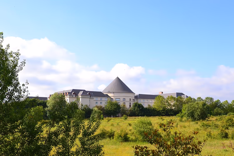 Yeşillikler arasında konik kuleli Magic Circus Hotel