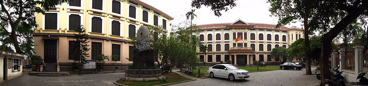 Gule bygninger ved Vietnams nasjonale kunstmuseum i Hanoi