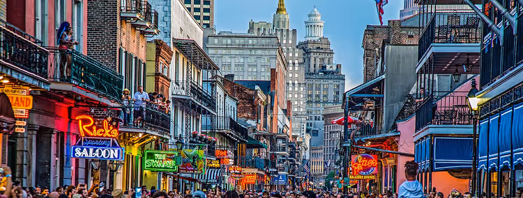 Gece neon ışıklarıyla New Orleans'taki Bourbon Caddesi